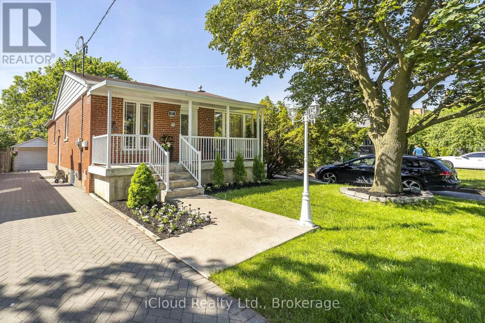 Photo de la propriété:  127 Silverhill Drive  ON M9B 3W6 