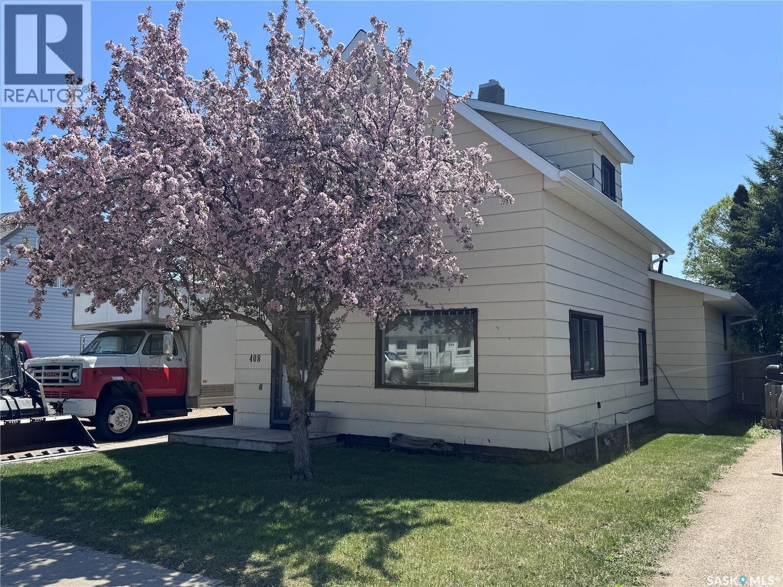Property Photo:  408 4th Avenue E  SK S0K 0M0 