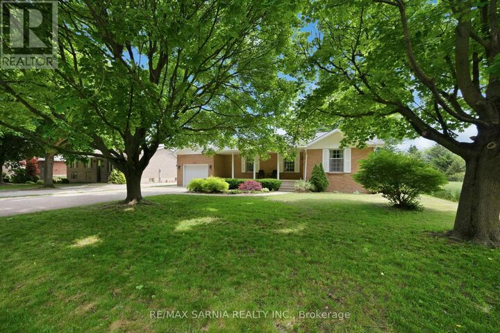 Property Photo:  941 Wilson Street  ON N0P 1M0 