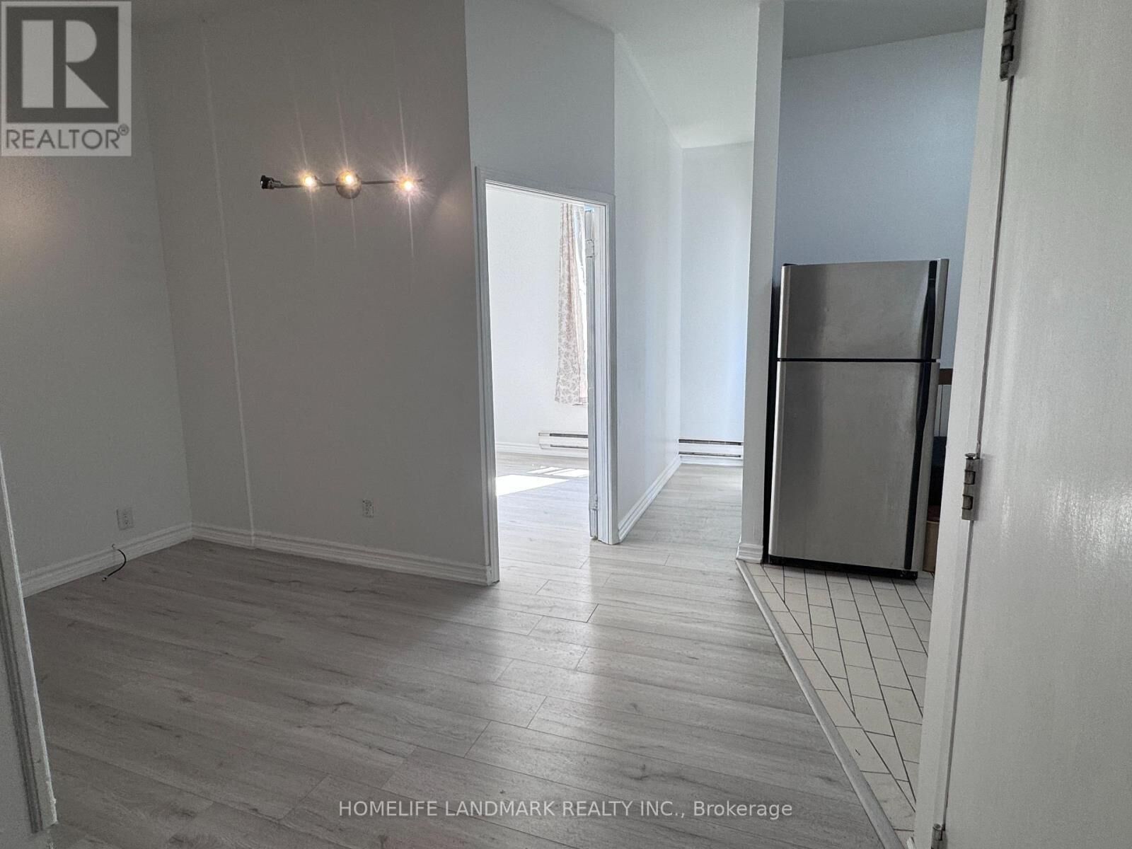 Property Photo:  450 Spadina Avenue 3rd Fl #2  ON M5T 2G8 