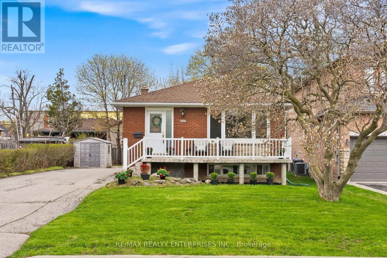 Property Photo:  995 Garrard Avenue  ON L5E 1L4 