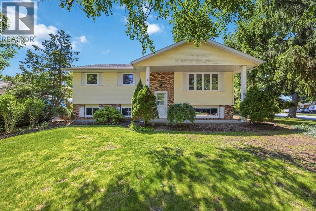 Property Photo:  315 Willow Crescent  ON N0N 1G0 