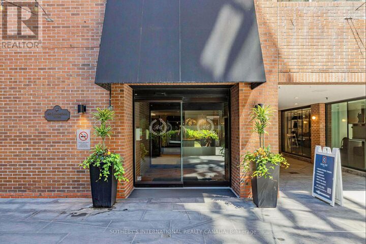 Property Photo:  164 Cumberland Street 606  ON M5R 1A8 