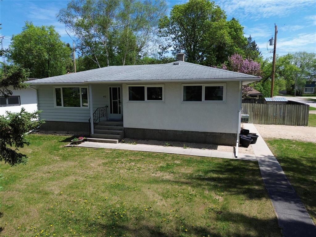 Property Photo: 47 5th Avenue MB R0C 1B0