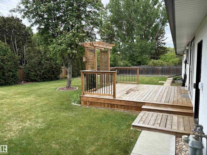 Property Photo:  51 Glenmore Crescent  AB T8N 0S6 