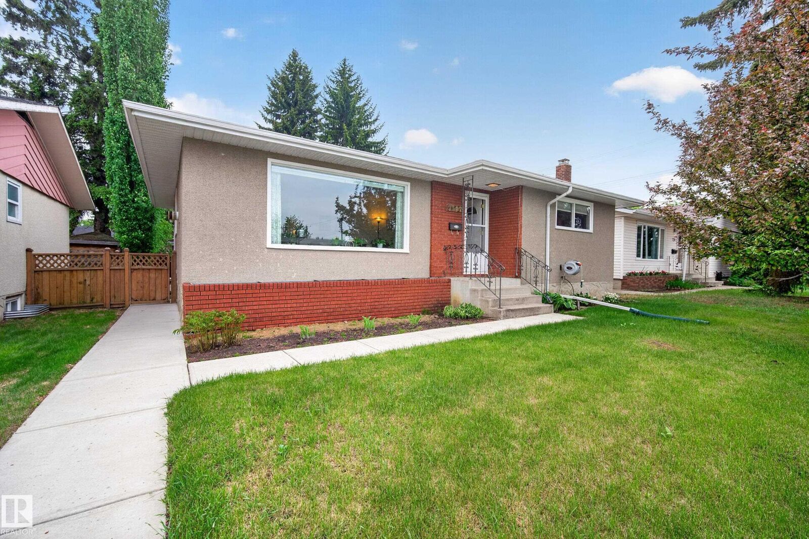Property Photo:  7307 86 Avenue NW  AB T6B 0K6 