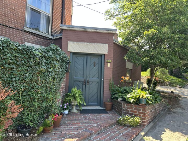 Property Photo:  2229 Cherokee Pkwy Apt B  KY 40204 
