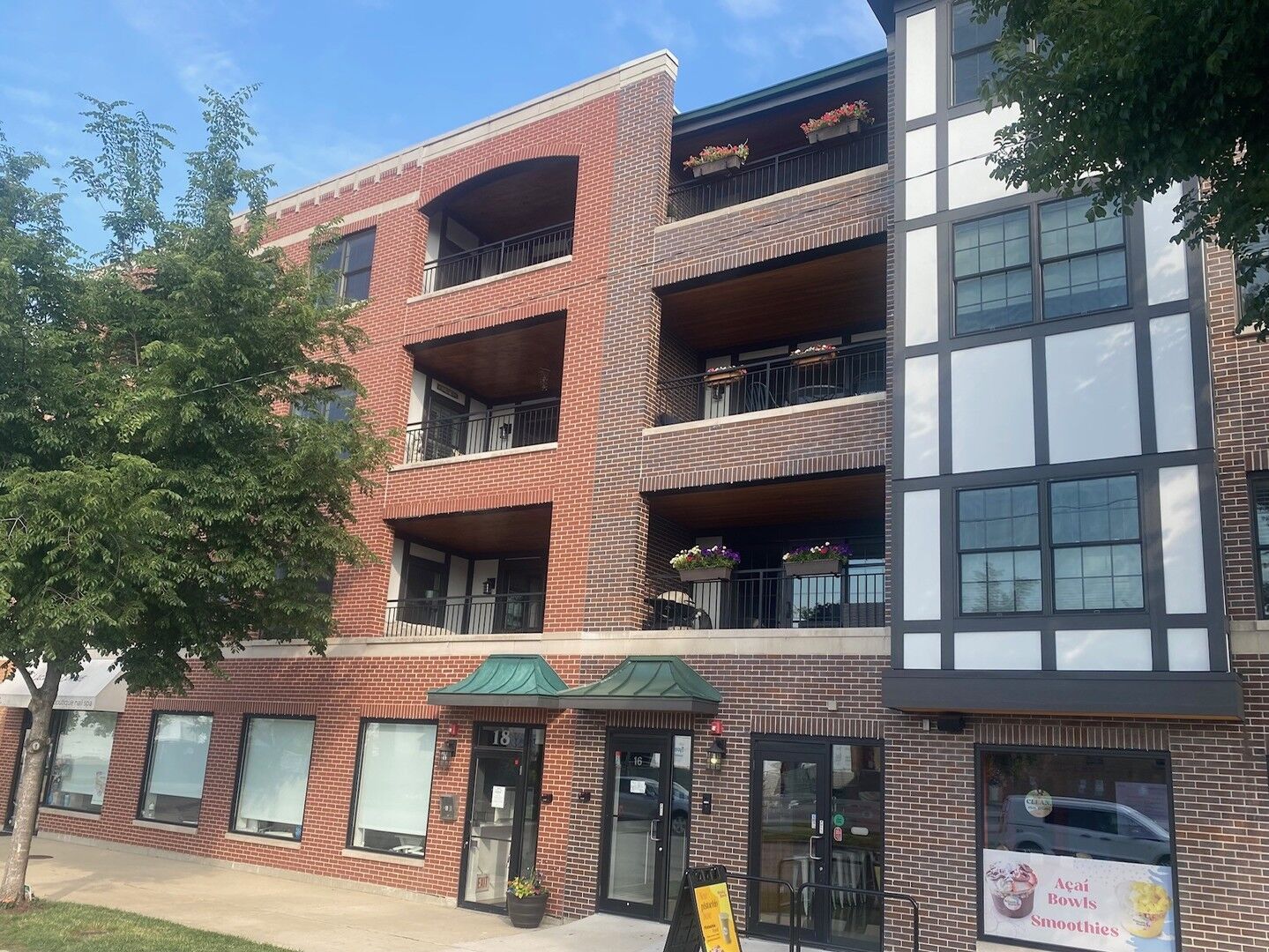 Property Photo: 18 S Fairview Avenue 2N IL 60068