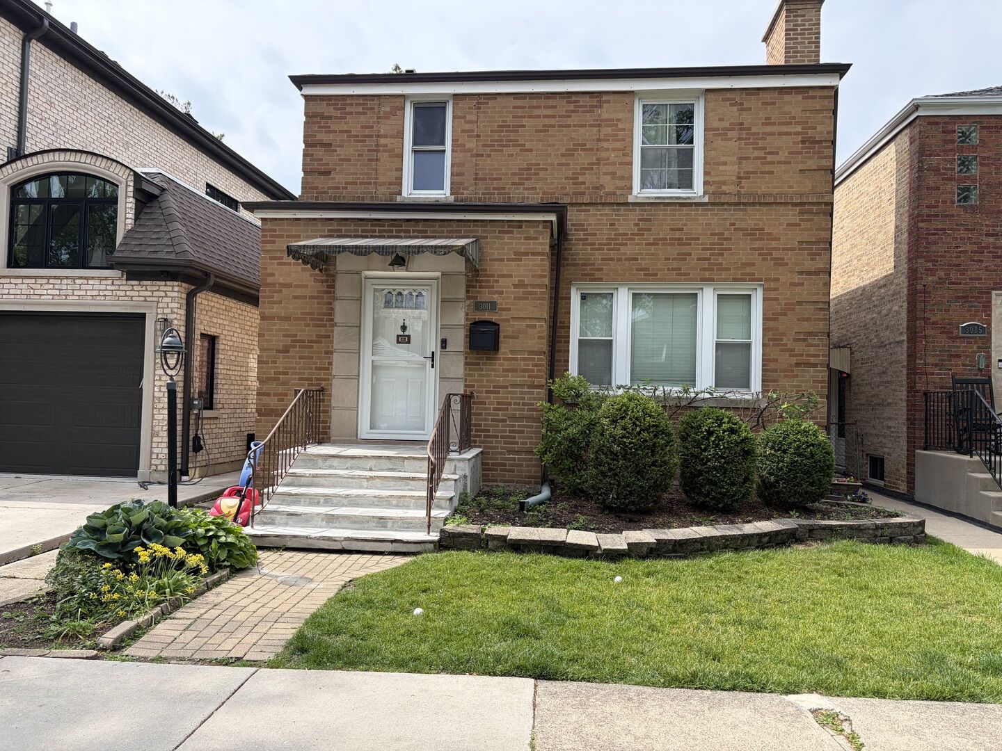 Property Photo: 3011 W Jarvis Avenue IL 60645