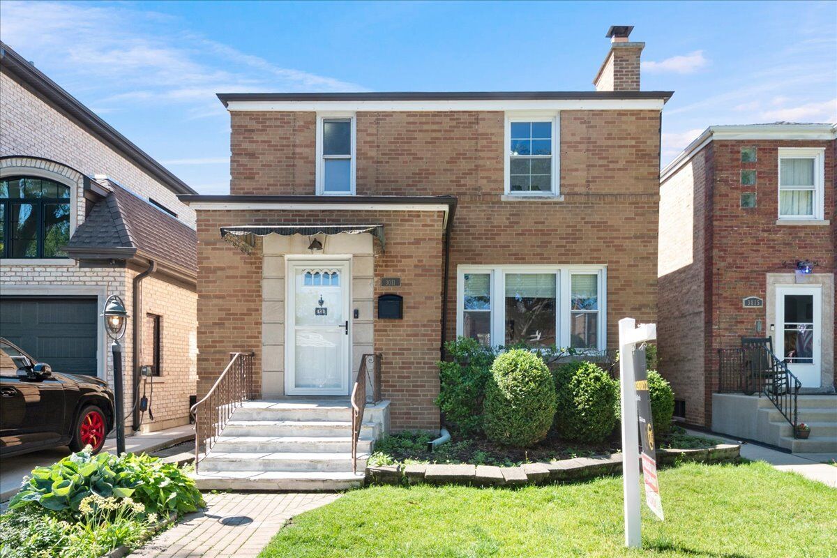Property Photo:  3011 W Jarvis Avenue  IL 60645 