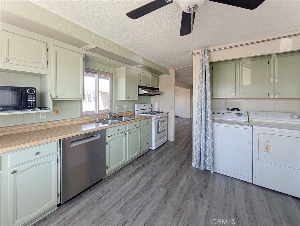 Property Photo:  432 S Harbor Boulevard 143  CA 92704 