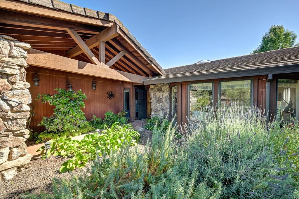 Property Photo: 1106 Nob Hill Court CA 95661