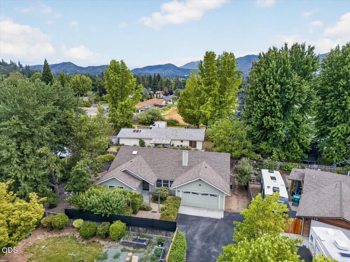 Property Photo: 1222 Monroe Way OR 97527