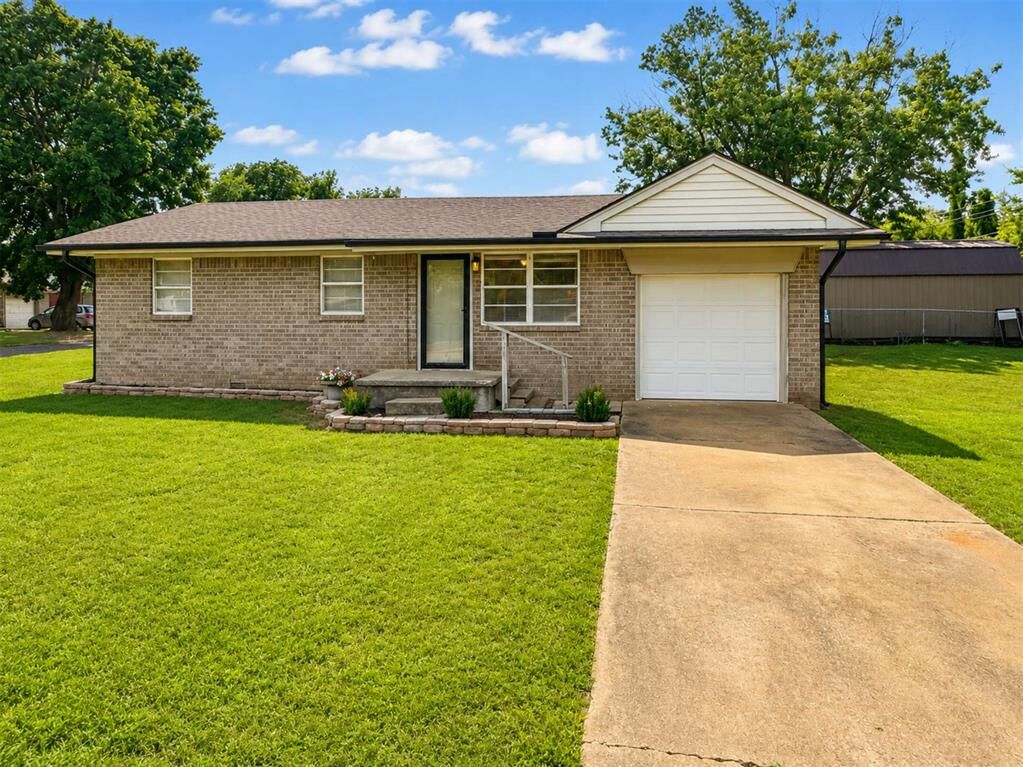 Property Photo:  1004 Hillcrest Drive  OK 73057 