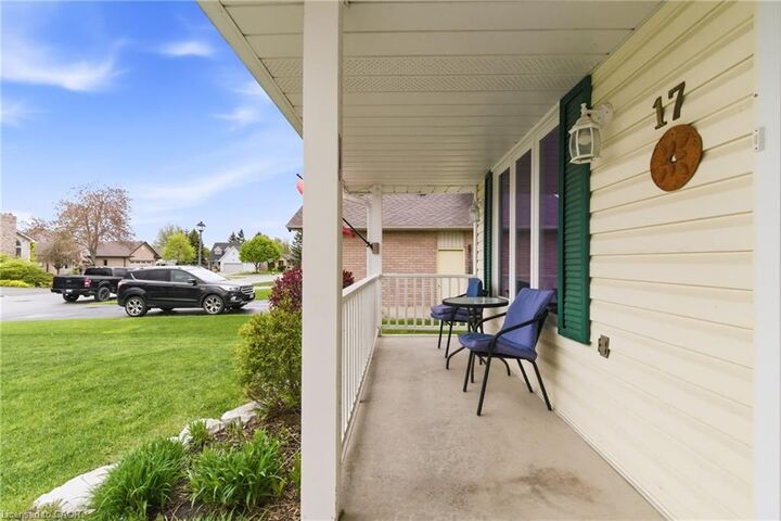 Property Photo:  17 Piper Place  ON N3W 1G9 