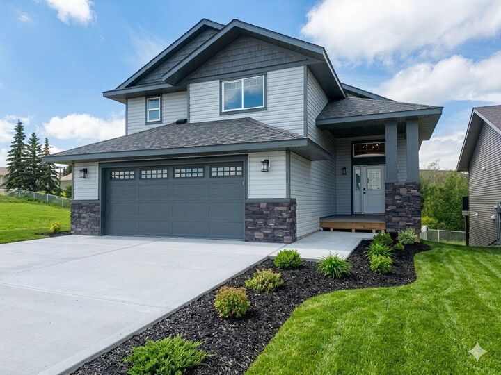 Property Photo: 8 Henners Place AB T4L 1Y9