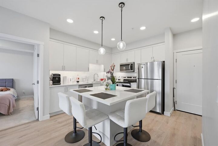 Property Photo:  660 Shawnee Square SW 104  AB T2Y 2N6 