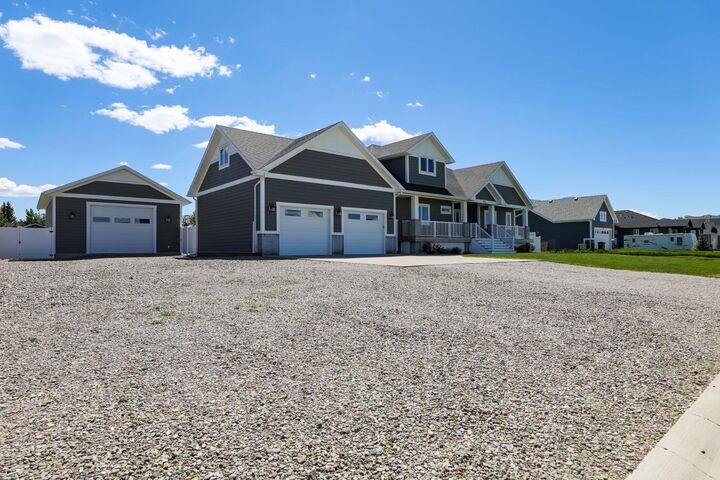 Property Photo:  372 E 1 Avenue N  AB T0K 1J0 