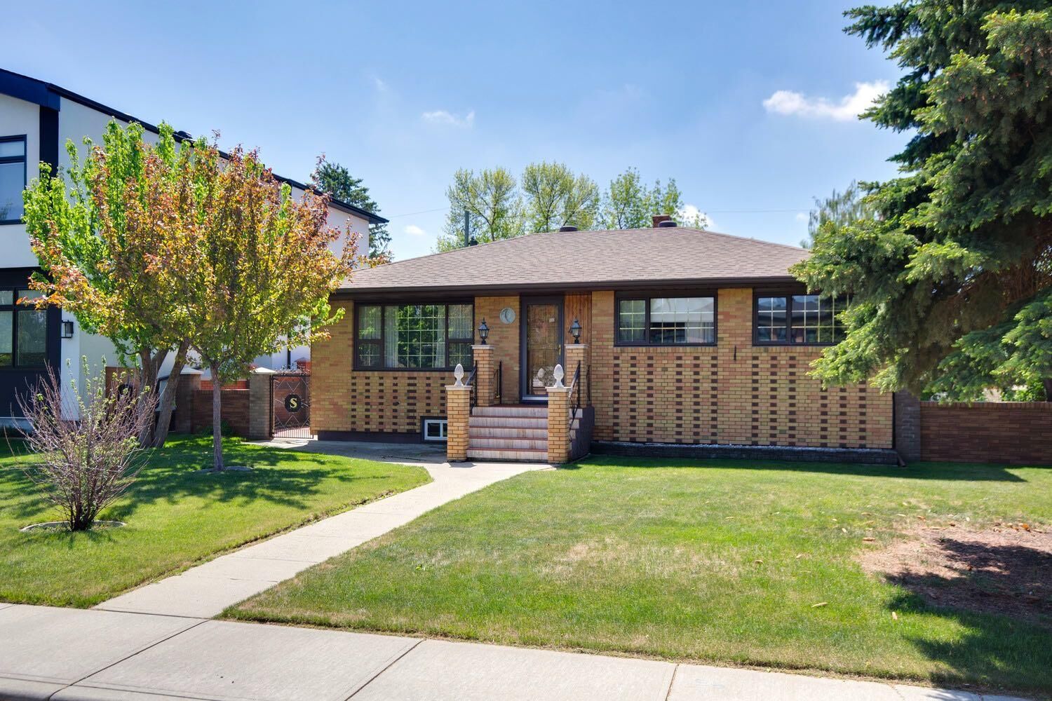 Property Photo:  47 Montrose Crescent NE  AB T3E 5P3 