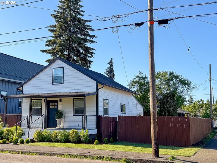 Property Photo: 10027 SE Knight St OR 97266