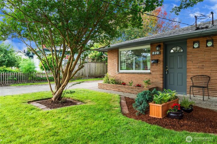 Property Photo: 827 N 1st Street WA 98057