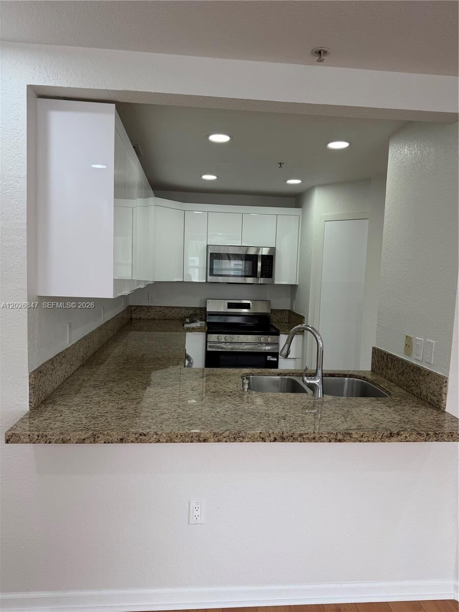 Property Photo: 10902 NW 83rd St 111 FL 33178
