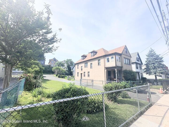 Property Photo:  365 Victory Boulevard  NY 10301 