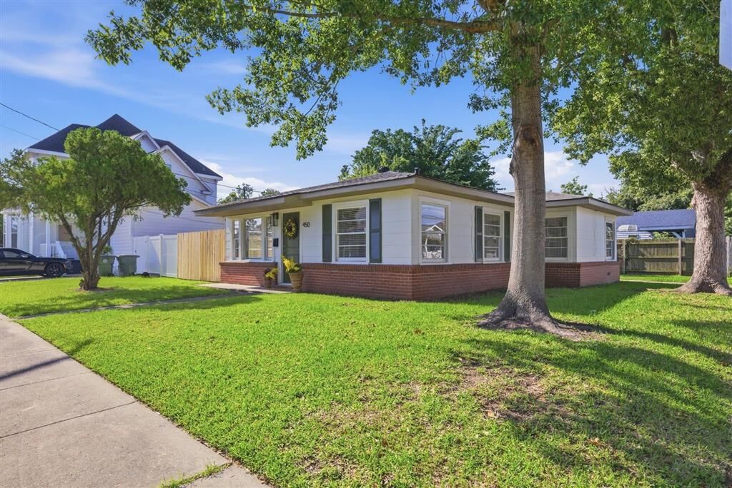 Property Photo: 450 East Street LA 70601