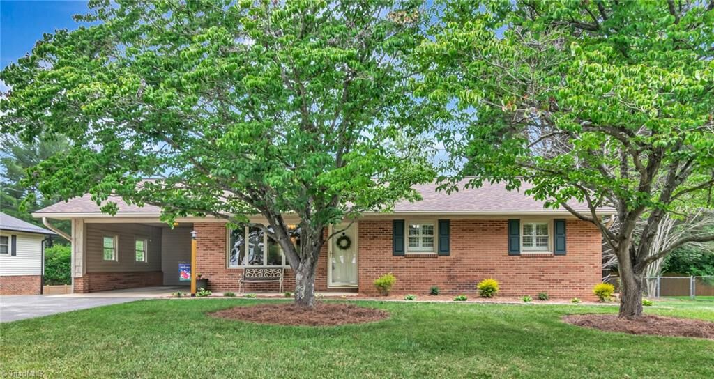 Property Photo:  201 Oakwoods Lane  NC 28697 