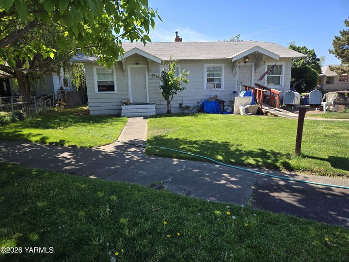 Property Photo:  410 S Queen Ann Blvd  WA 98902 