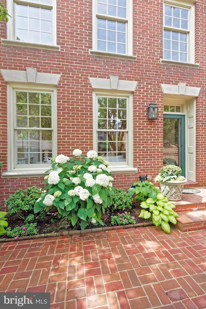 Property Photo:  40 Wolfe Street  VA 22314 