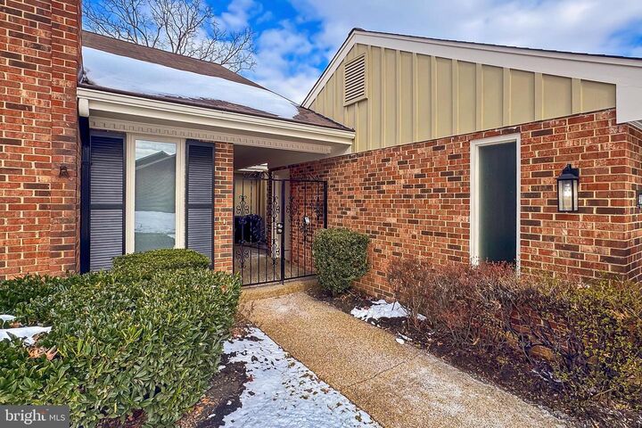 Property Photo: 2804 Oakton Manor Court VA 22124