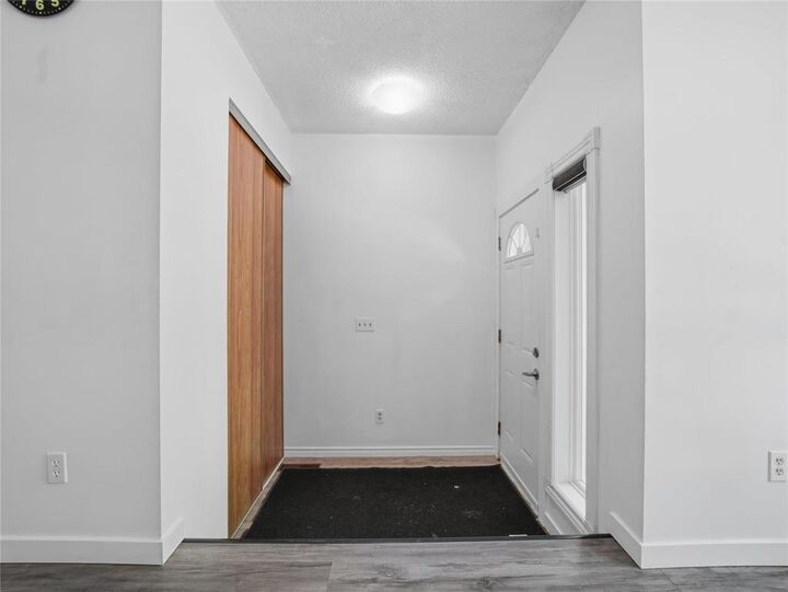 Property Photo: 111 Nutley Circle MB R2N 1S2