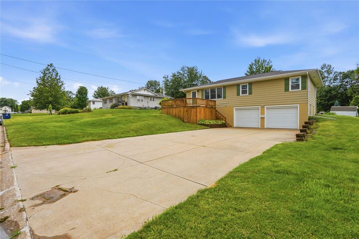 Property Photo:  101 Country Club Drive  IA 52349 