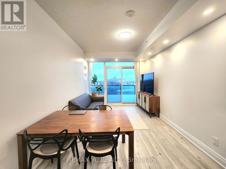 Property Photo: 7165 Yonge Street 1007 ON L3T 0C9