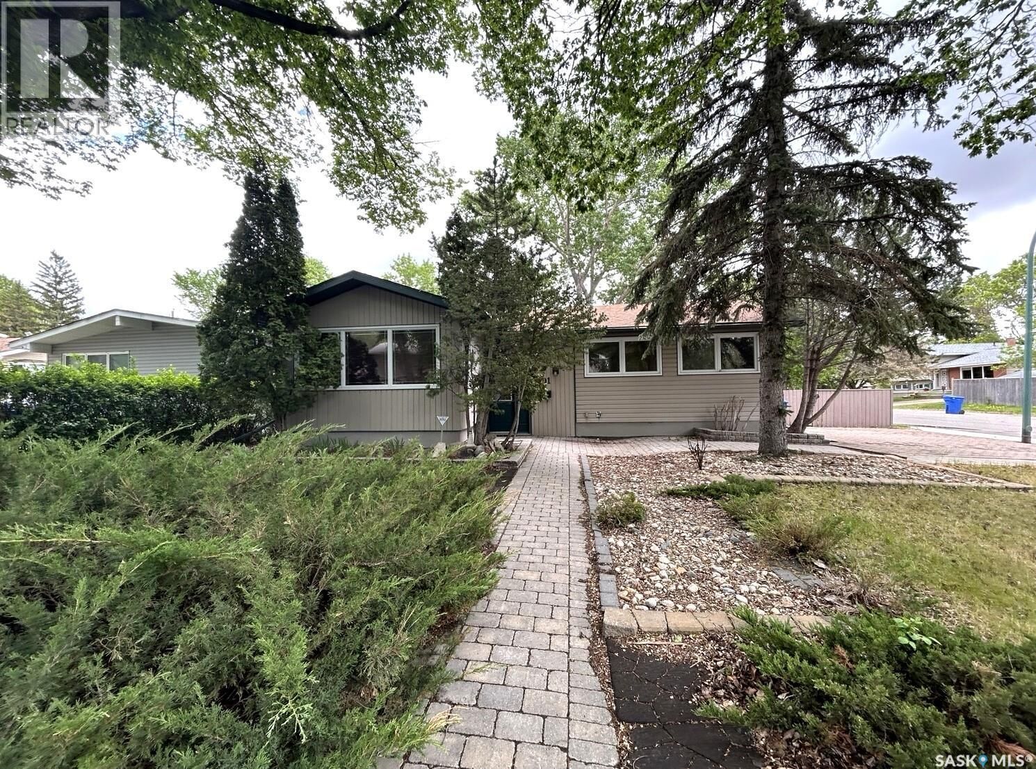 Property Photo:  901 Shannon Road  SK S4S 5K3 