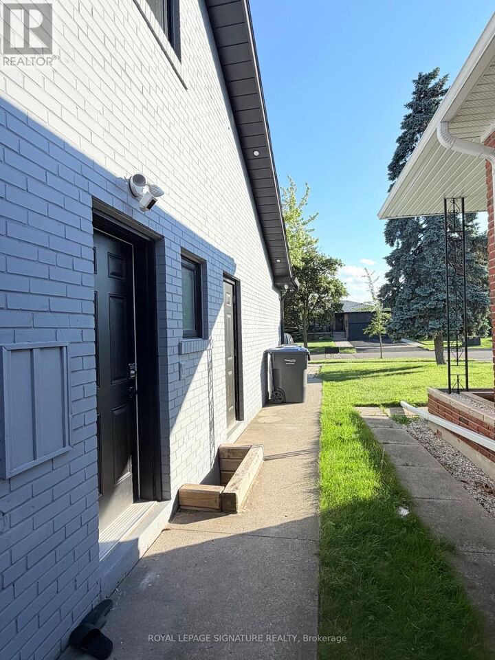 Property Photo:  3477 Riverspray Crescent  ON L4Y 3M6 