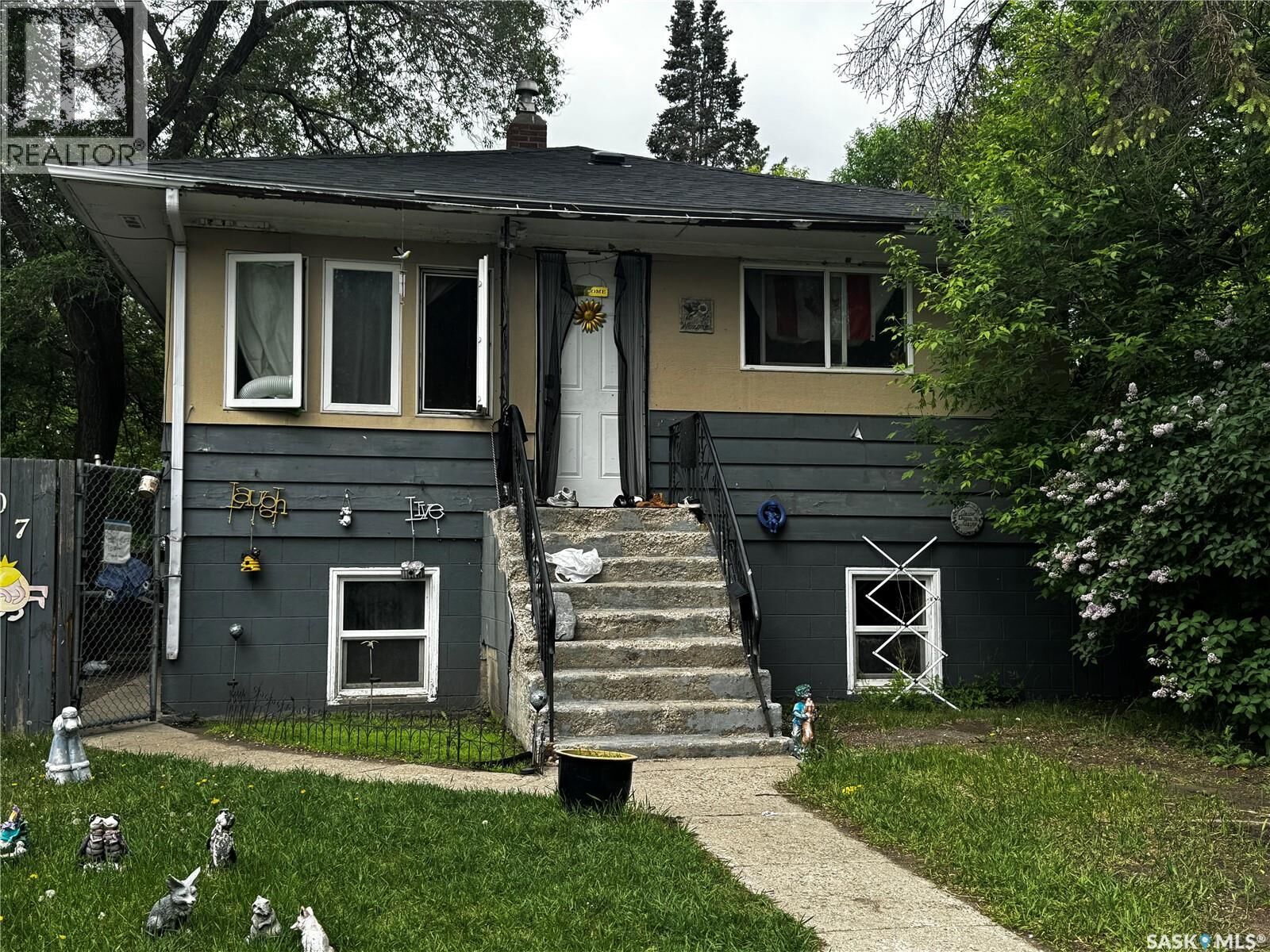 Property Photo: 807 Weldon Avenue SK S7M 2V3