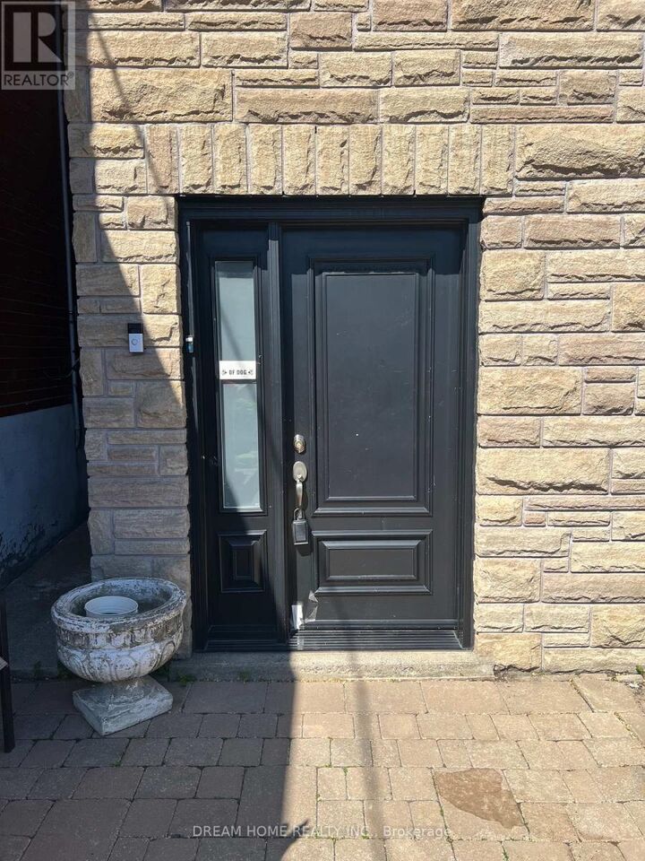 Property Photo:  376 Blackthorn Avenue Upper  ON M6M 3B9 