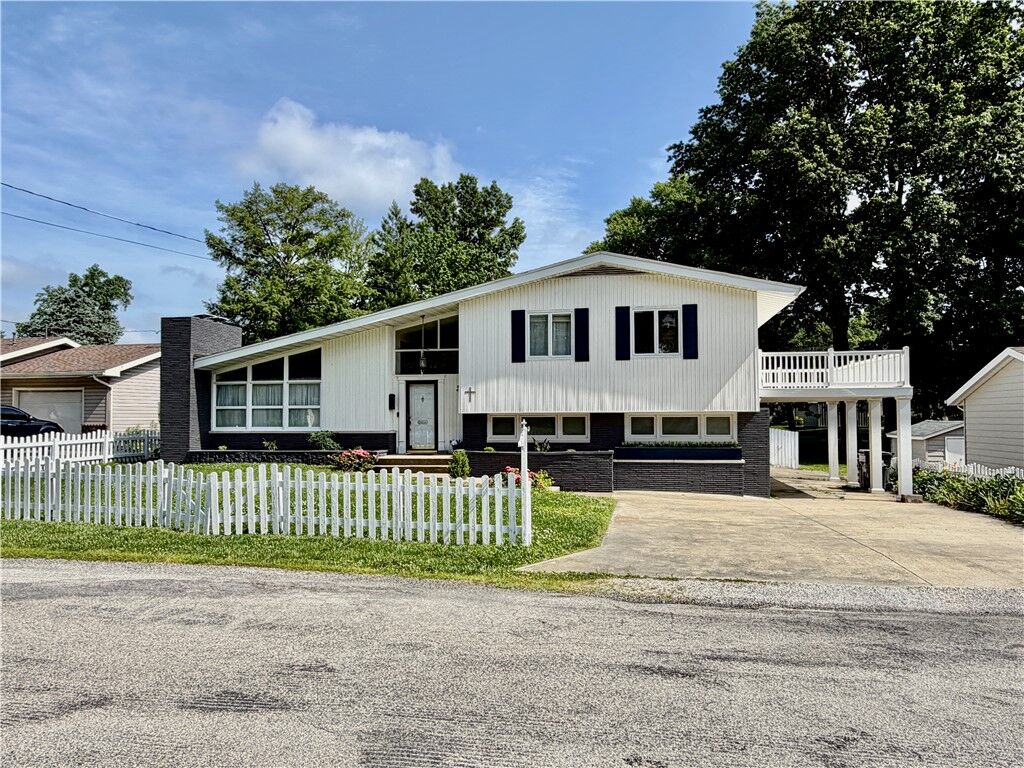 Property Photo: 1000 Lynn Drive IL 62401