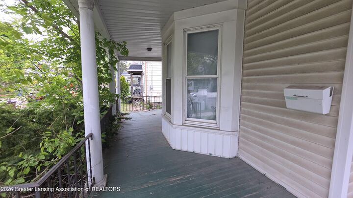 Property Photo: 820 N Seymour Avenue MI 48906