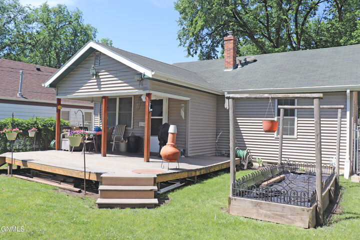 Property Photo:  1003 10th Street  ND 58501 