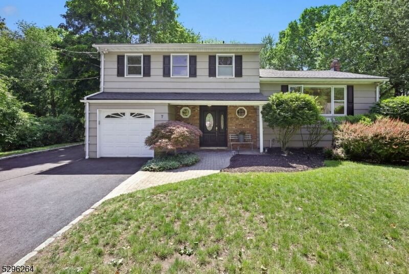 Property Photo:  7 Mansfield Ct  NJ 07039 