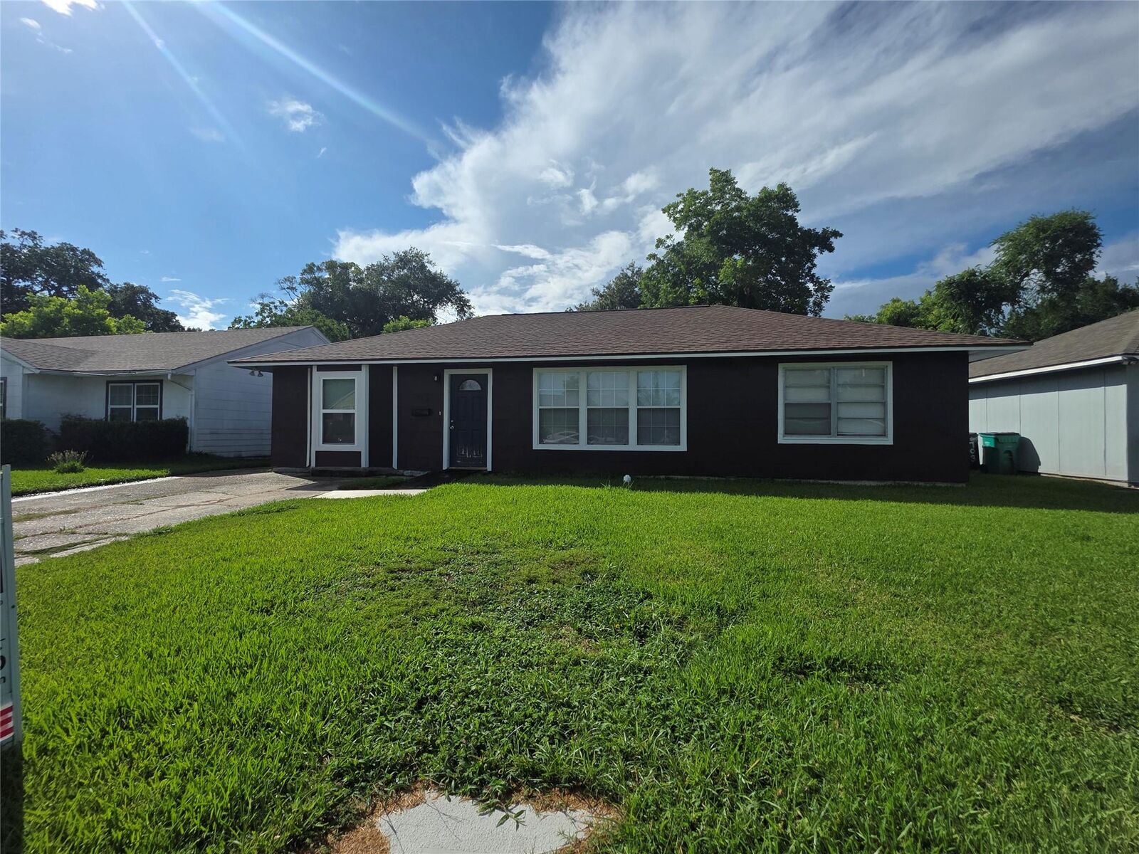 Property Photo: 705 N Circle Drive TX 77520