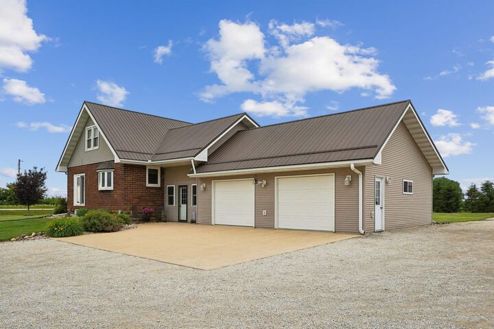 Property Photo: 2940 Fayette Avenue IA 50645