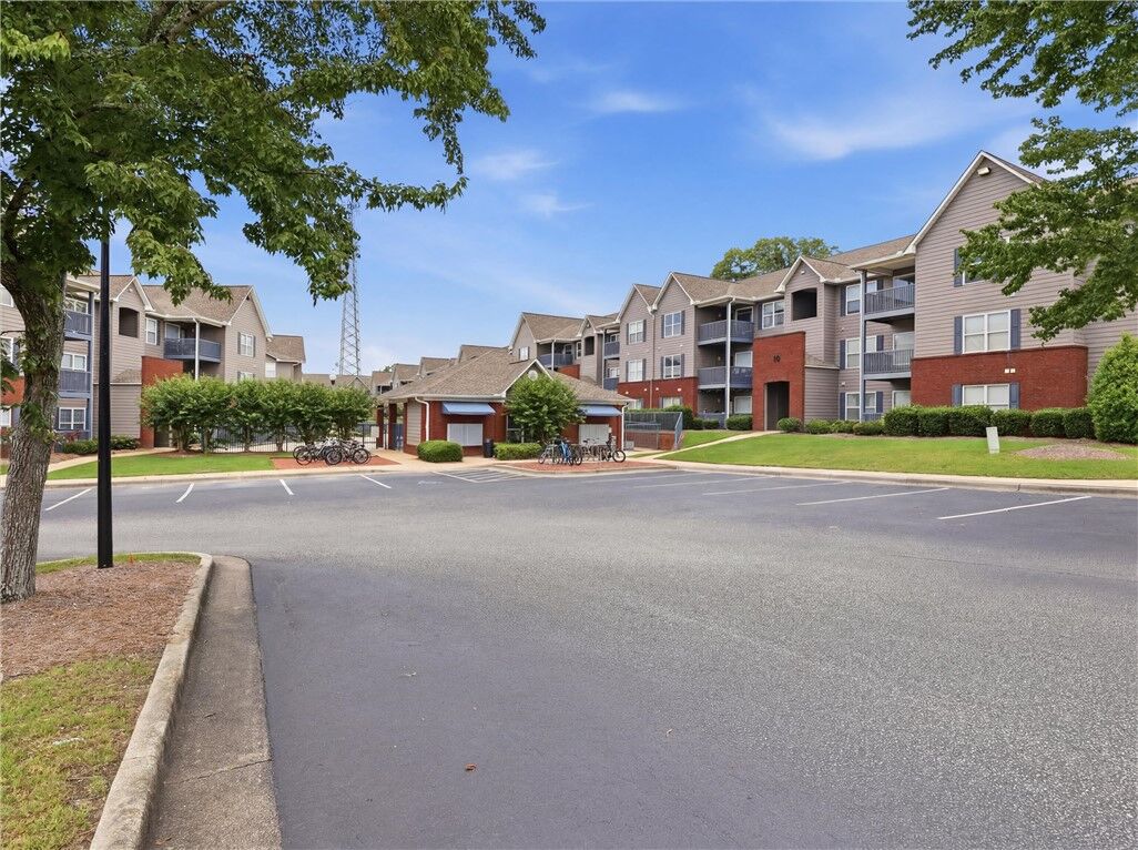 Property Photo: 1114 S College Street S 10-303 AL 36830