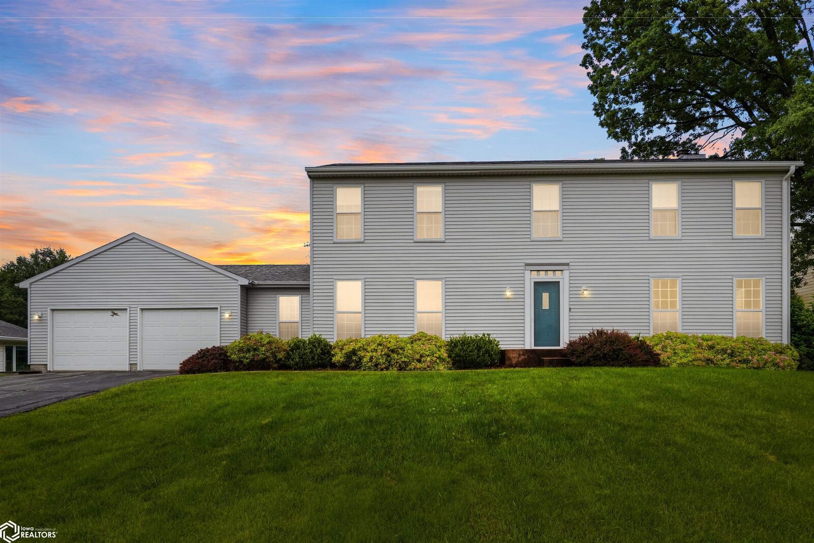 Property Photo:  1406 S 12th Street  IA 50158 