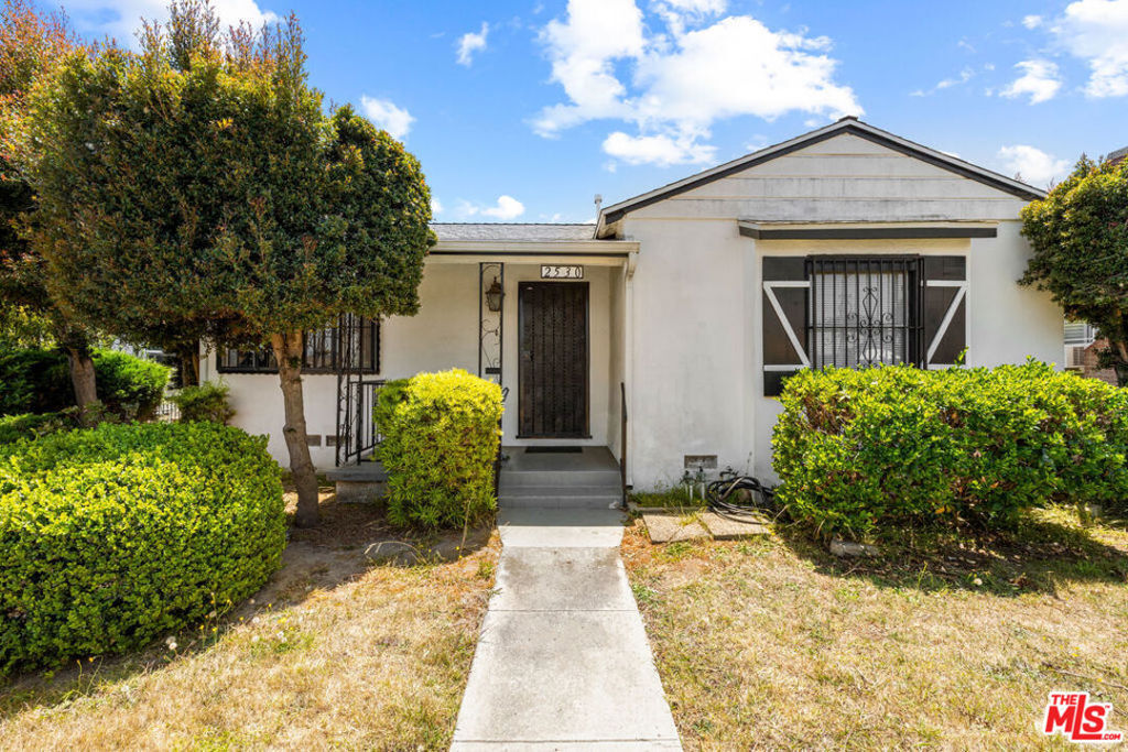 Property Photo:  2530 W 154th Street  CA 90249 