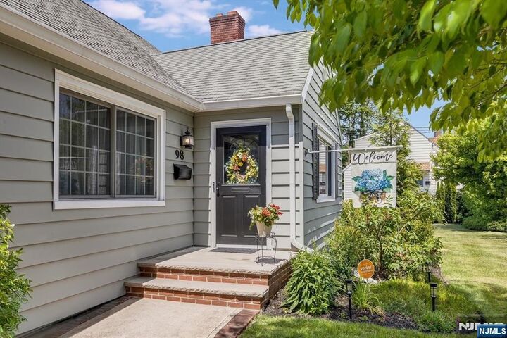Property Photo:  98 Totowa Road  NJ 07512 