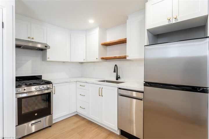Property Photo:  115 Catharine Street N 4  ON L8R 1J5 